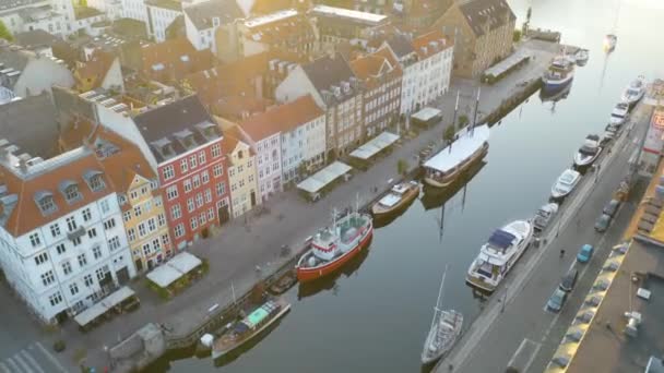 Increíble Vuelo Aéreo Sobre Puerto Nyhavn Durante Hora Dorada Copenhague — Vídeo de stock