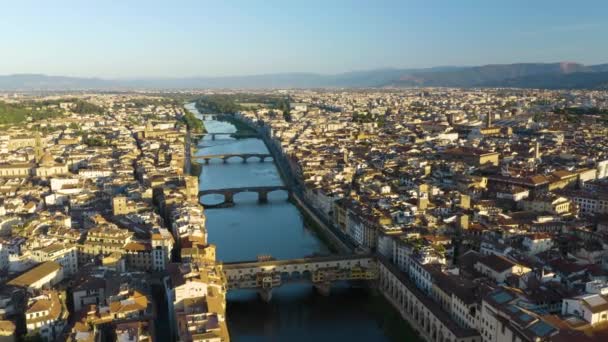 Alto Vuelo Aéreo Sobre Río Arno Puente Ponte Vecchio — Vídeos de Stock