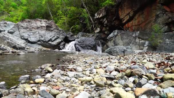 Kleiner Wasserfall Der Einen Bach Stürzt Umgeben Von Felsen Costa — Stockvideo