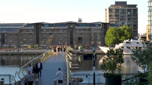 Canary Wharf Londen Verenigd Koninkrijk Augustus 2022 Mensen Lopen Brug — Stockvideo