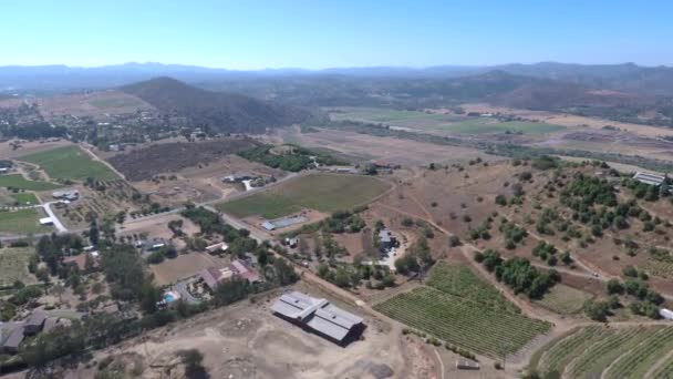 カリフォルニア州のマウンテンバレーに土地の小包晴れた日のワインバレーにたくさんシネマティック空中ドローン映像 San Diego Usa — ストック動画