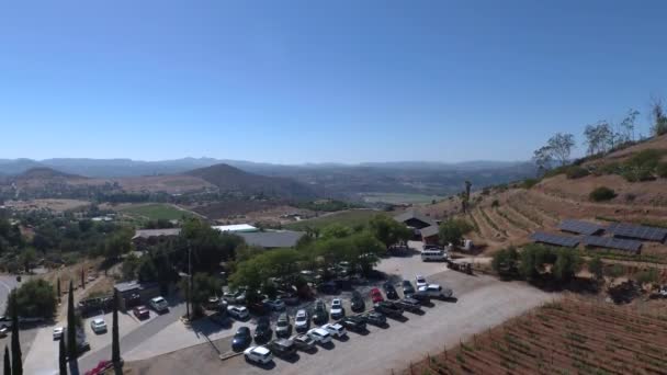 Ikonický Filmový Pohled Horské Údolí Parkoviště Vinařství Kalifornii Letecký Drone — Stock video
