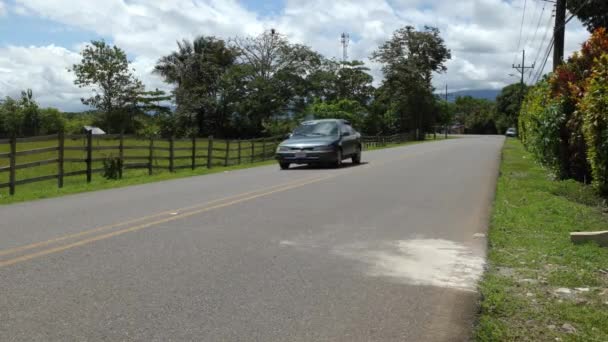 Auto Und Fahrrad Auf Einer Straße Der Landschaft Von Sierpe — Stockvideo