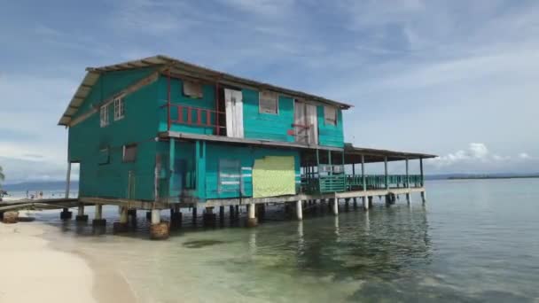 Casa Flotante Turquesa Con Algunas Personas Nadando Fondo Las Paradisíacas — Vídeos de Stock