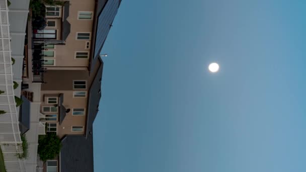 Hold Felemelkedik Egy Külvárosi Környéken Alkonyatról Éjszakára Elhalványuló Függőleges Tájolású — Stock videók
