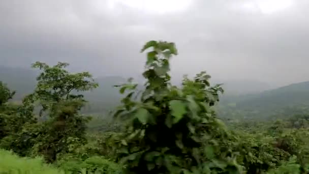 Vue Panoramique Une Vallée Montagne Montagne Verdoyante Couverte Nuages Pendant — Video