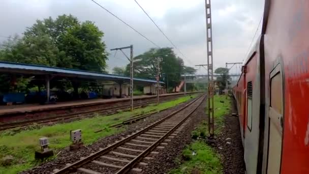 带有步行桥和铁轨的空火车站 带有电缆 空铁轨和平台视频背景的印度火车站 — 图库视频影像
