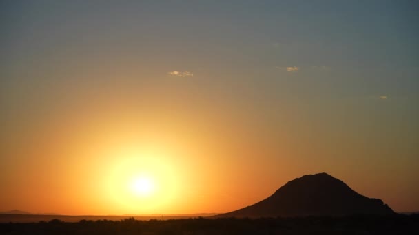 Sylwetka Samotnego Mojave Desert Butte Podczas Złotego Wschodu Słońca Upływ — Wideo stockowe
