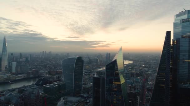 伦敦市摩天大楼向泰晤士河和碎片方向倾斜的空中拍摄 — 图库视频影像