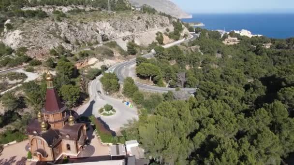 Iglesia Ortodoxa Rusa Exuberantes Árboles Verdes Hermoso Mar Azul Costa — Vídeo de stock