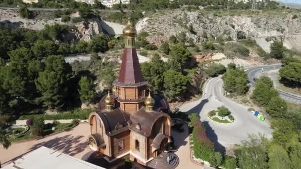 Russisch Orthodoxe Kerk Met Gouden Torens Een Wit Gewassen Dorp — Stockvideo