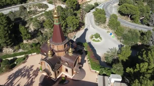 Russisch Orthodoxe Kerk Prachtige Gouden Spits Toppen Een Groene Berg — Stockvideo