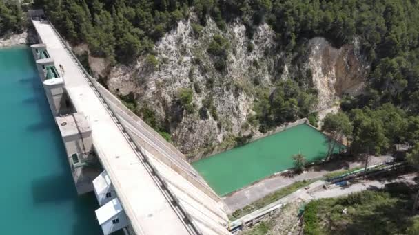 Geweldige Waterdam Met Wandelende Mensen Weelderig Groen Bos Zonnig Warm — Stockvideo