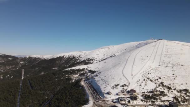 Panoramatický Letecký Výhled Pohoří Guadarrama Vysokými Zasněženými Horami Hustým Lesem — Stock video
