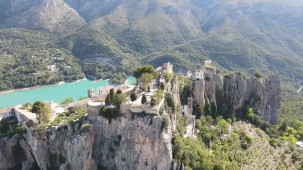 Formations Rocheuses Spectaculaires Dans Une Vallée Verdoyante Avec Village Montagne — Video