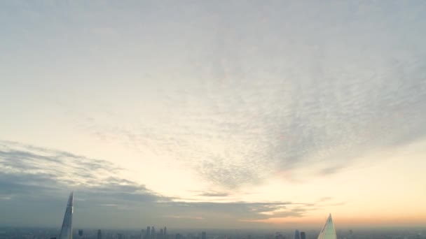 Londra Şehrinin Havadan Çekim Görüntüsünü Düşür Günbatımında Dramatik Işıklandırma — Stok video