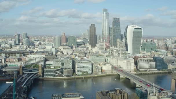 从伦敦市到英国伦敦的伦敦桥的空中平底锅 — 图库视频影像