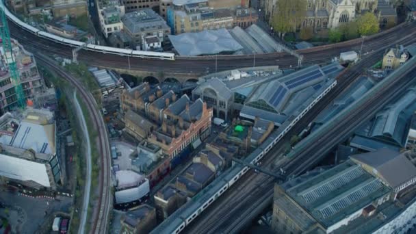 Aeronaves Cinematográficas Trenes Londres Que Viajan Través Múltiples Vías Ferroviarias — Vídeo de stock