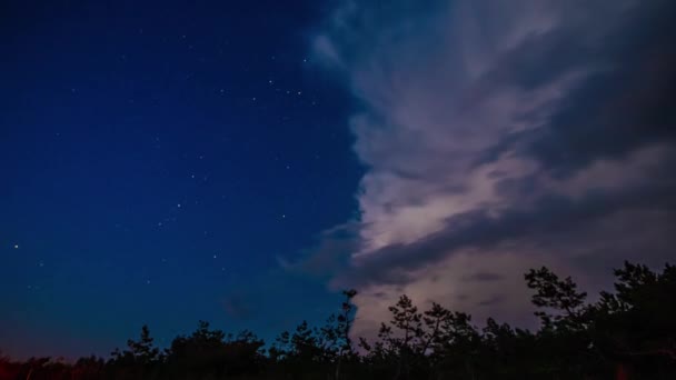 Низький Кут Зйомки Синього Неба Руху Хмар Під Час Вечірнього — стокове відео