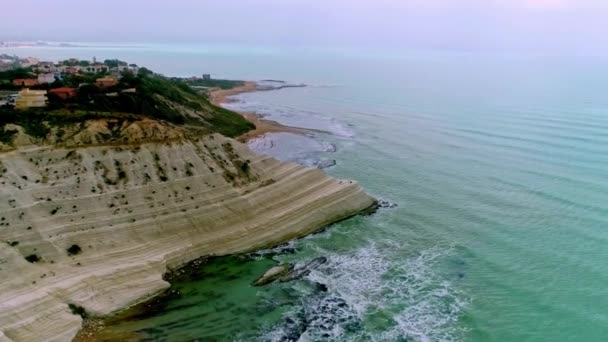 西西里岛上突厥人的阶梯 戏剧性的空中飞越 倾斜下降揭示了大理石沉积岩的地质侵蚀 — 图库视频影像