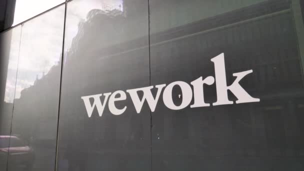 City London England September 2022 Närbild Wework Logotypen Vakant Kontor — Stockvideo