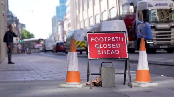 Farringdon Londýn Velká Británie Srpen 2022 Chodníku Mezi Dvěma Kužely — Stock video