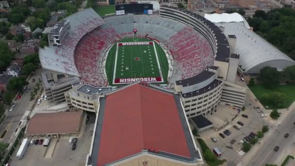 Estádio Futebol Wisconsin Badger Aerial Voltar Revelar — Vídeo de Stock