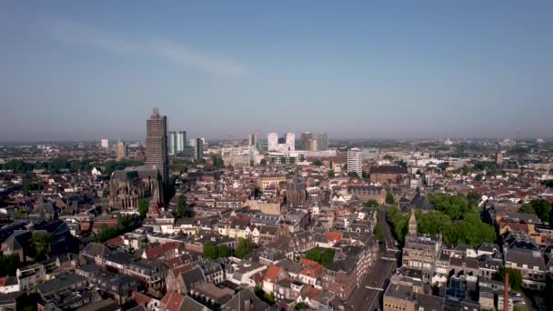 Zejście Powietrza Pokazujące Średniowieczną Wieżę Katedralną Dom Rusztowaniu Holenderskim Centrum — Wideo stockowe
