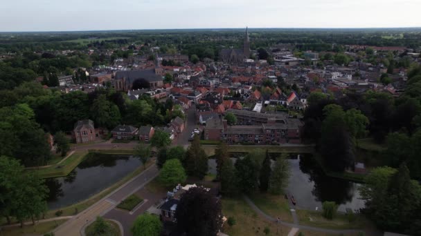 Рух Повільних Убік Показує Історичне Голландське Місто Гроенло Церковною Вежею — стокове відео