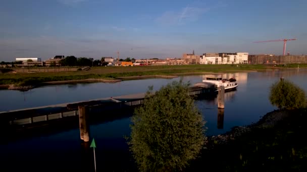 升空后的空中移动后 一艘空货船通过了爱塞尔河 发现塔台镇Zutphen在后面 荷兰水道内陆基础设施 — 图库视频影像
