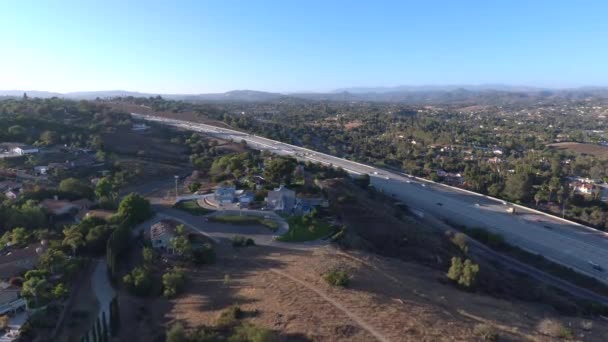 Maisons Luxe Côté Autoroute Occupée Drone Footage San Diego Californie — Video