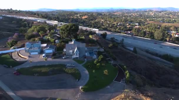 Casa Lujo Con Piscina Lado Autopista Horizontal Aerial Drone Shot — Vídeo de stock