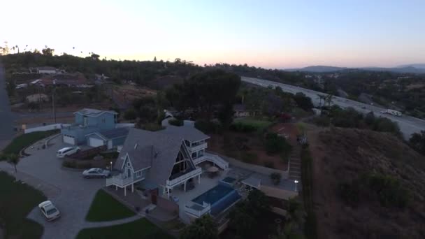 Bazén Paluba Luxusním Domě Kalifornii Sousedství Letecký Dron Záběry Klesající — Stock video