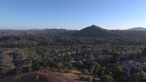 Klidná Kalifornie Předměstí Společenství Klidný Slunečný Den Horami Pozadí Kinematografie — Stock video
