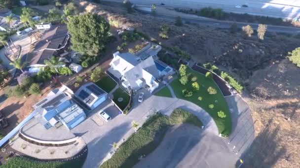 Luxury House Compound Meditation Garden Pool Next Busy Freeway Aerial — Stockvideo