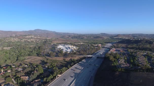 Mezistátní Dálnice Kalifornii Předměstí Společenství Horami Pozadí Horizontální Letecké Drone — Stock video