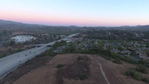 Vehicles Driving Interstate Next California Neighborhood Hills Shot Twilight Aerial — Stok Video