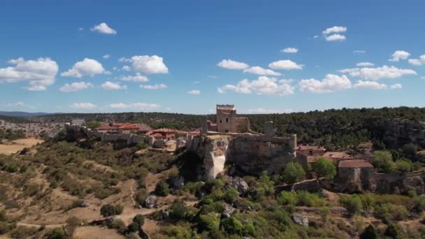 カラタザール村 ソリア スペイン周辺の航空ラウンドフライトビュー 多くの映画のための風景 真夜中のチャイム 小さな古墳のある美しい青空と — ストック動画