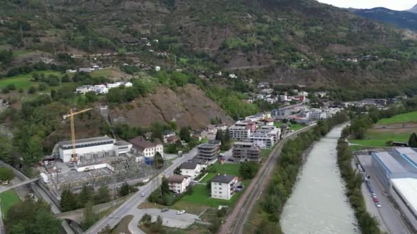 Невелике Місто Швейцарії Оточене Горами Місто Долині Дивною Назвою Біч — стокове відео