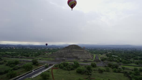 Güneş Piramidi Nin Üzerinde Bulutlu Teotihuacan Meksika Yükselen Insansız Hava — Stok video