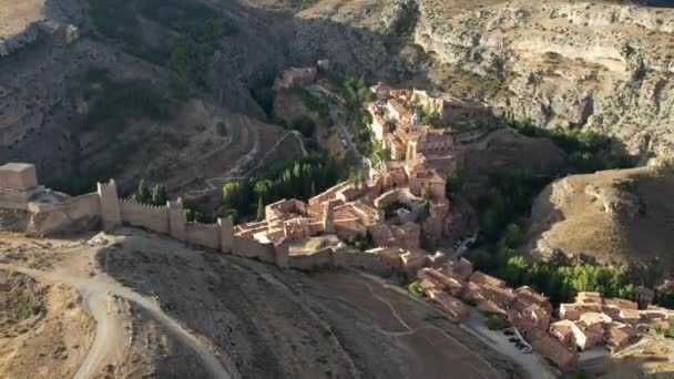 在夏末的早晨 向后俯瞰西班牙Teruel的中世纪村庄Albarracin — 图库视频影像