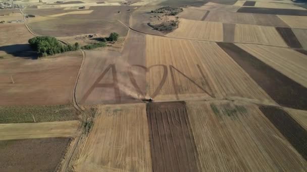 Αεροφωτογραφία Ρομαντικής Δήλωσης Αγάπης Ενός Αγρότη Στο Γκόρμαζ Της Ισπανίας — Αρχείο Βίντεο