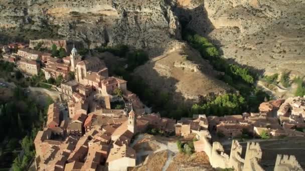 西班牙Teruel的Albarracin村的壮观的后向飞行视图 是在夏末一个灿烂的早晨在黎明后拍摄的 — 图库视频影像