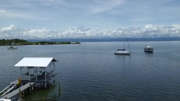 Panning Dari Beberapa Rumah Mengapung Dengan Banyak Perahu Dalam Air — Stok Video