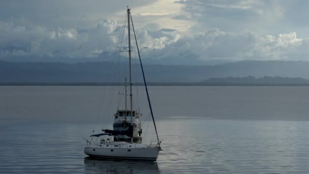 Estático Tiro Mão Barco Vela Com Velas Furled Parte Tarde — Vídeo de Stock