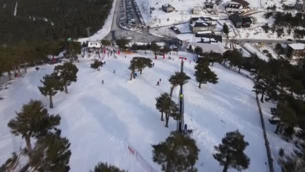 Vorwärts Schiebende Luftaufnahme Die Eine Skistation Einem Schneebedeckten Tal Zeigt — Stockvideo