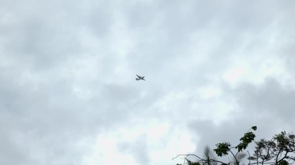 Captura Baixo Ângulo Portátil Avião Voando Através Das Nuvens Acima — Vídeo de Stock