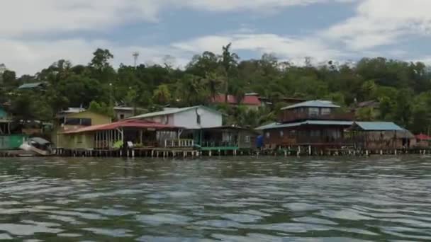ジャングルの近くの水の中に浮かぶ家 パナマのボカス バスティメントス島 — ストック動画