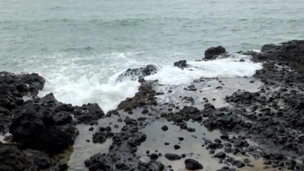 Κύματα Συντρίβονται Μεγάλη Δύναμη Πάνω Στα Βράχια Που Σηκώνουν Νερό — Αρχείο Βίντεο