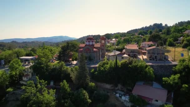 Aérien Des Montagnes Troodos Cyrpe Avec Église Orthodoxe — Video